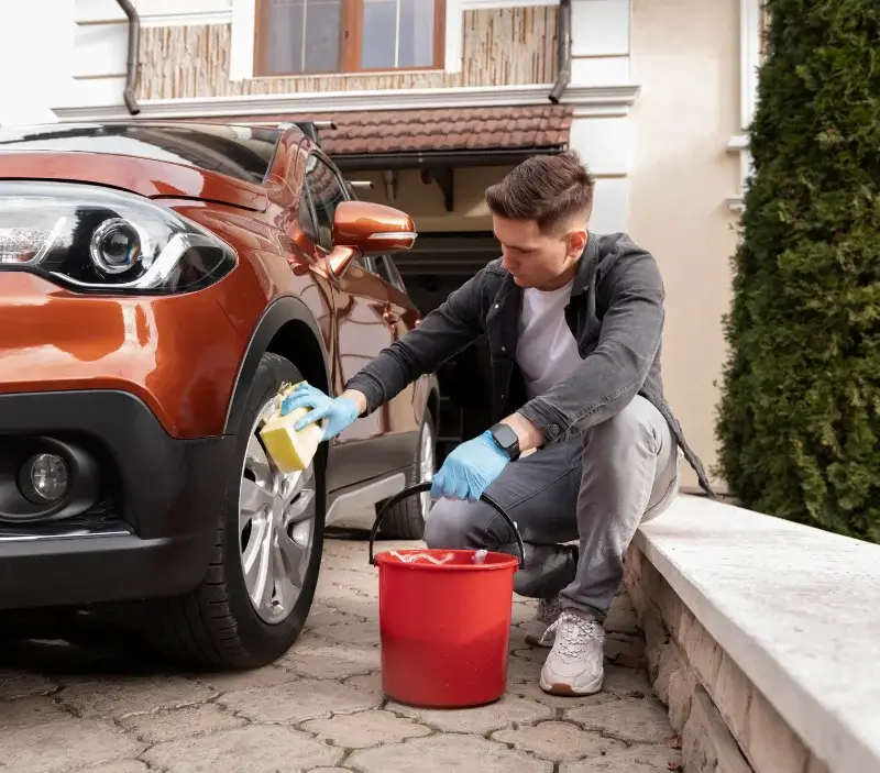 Lavage auto à domicile Clermont-le-Fort : professionnel intervenant sur un véhicule